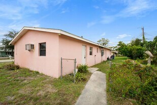 1604-1608 Oak Dr in Ft. Myers, FL - Building Photo