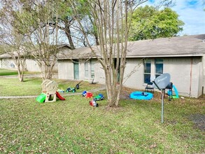 Pine Oaks in Bonham, TX - Foto de edificio - Building Photo