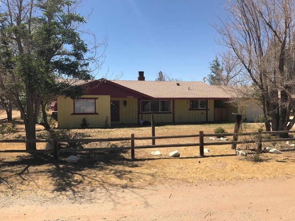 13828 Olema Rd in Apple Valley, CA - Foto de edificio