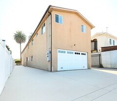 829 E 74th St in Los Angeles, CA - Building Photo