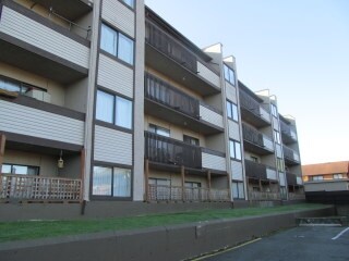 Pacific Village II in Victoria, BC - Building Photo