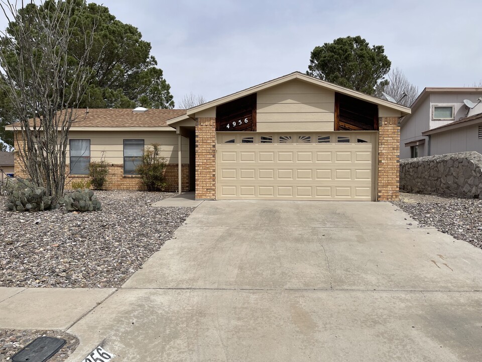 4956 Beryl St in Las Cruces, NM - Building Photo