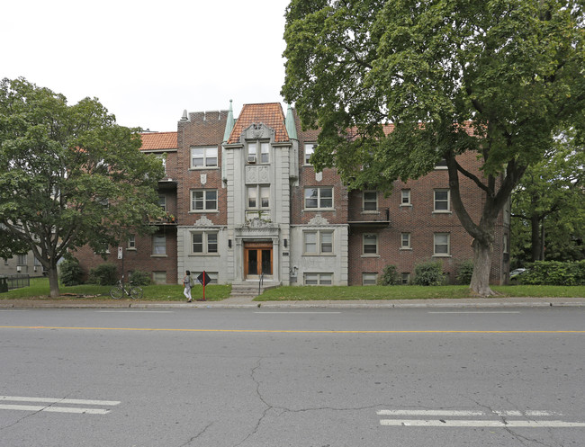 6815 W Sherbrooke O in Montréal, QC - Building Photo - Building Photo