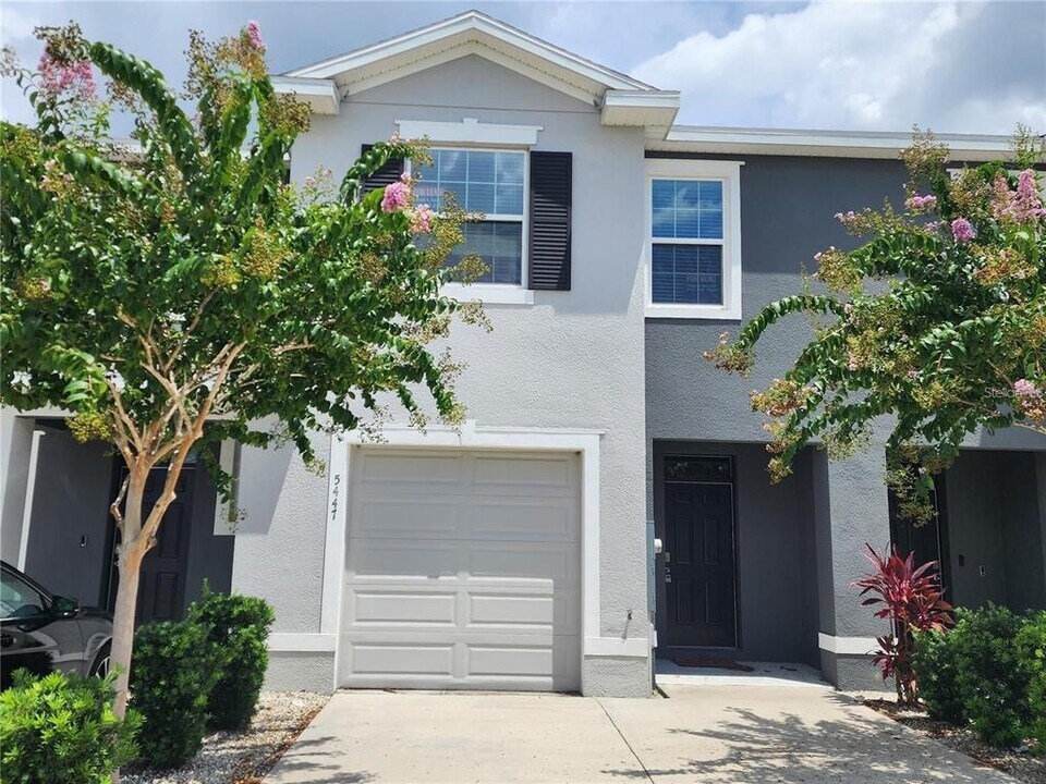 5447 Dragonfly Dr in Wildwood, FL - Foto de edificio