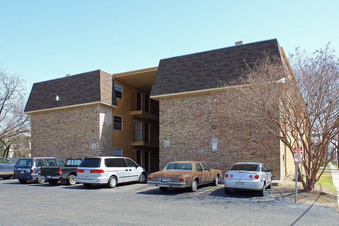 415 W Laurel St in San Antonio, TX - Building Photo