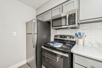 Pinewood Station Apartments and Townhomes in Hillsborough, NC - Foto de edificio - Building Photo