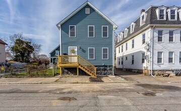 31 Hicks St, Unit 1 in New Bedford, MA - Building Photo - Building Photo