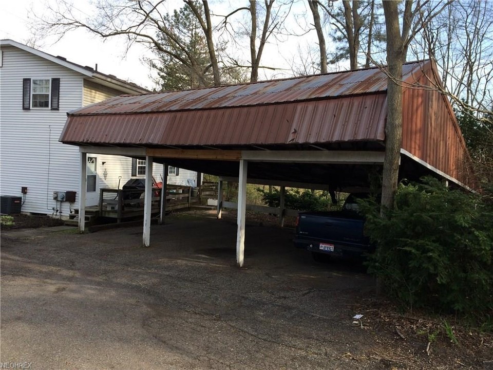 1742 Woodlawn Ave NW in Canton, OH - Foto de edificio