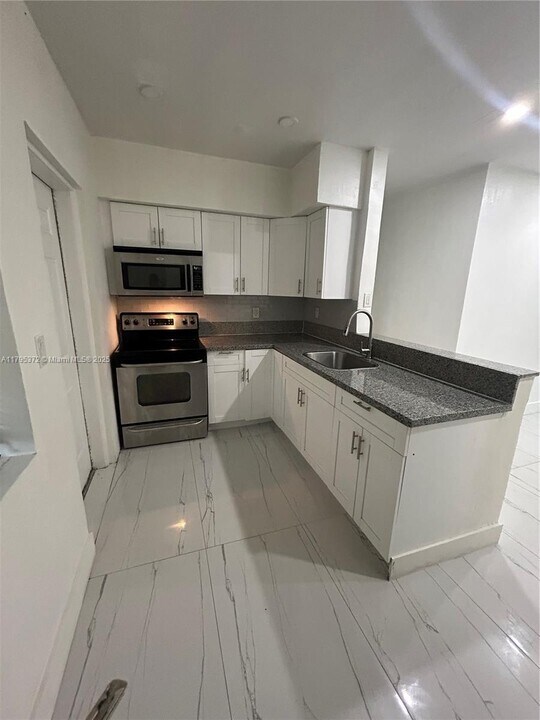 2135 NE 170th St in North Miami Beach, FL - Building Photo