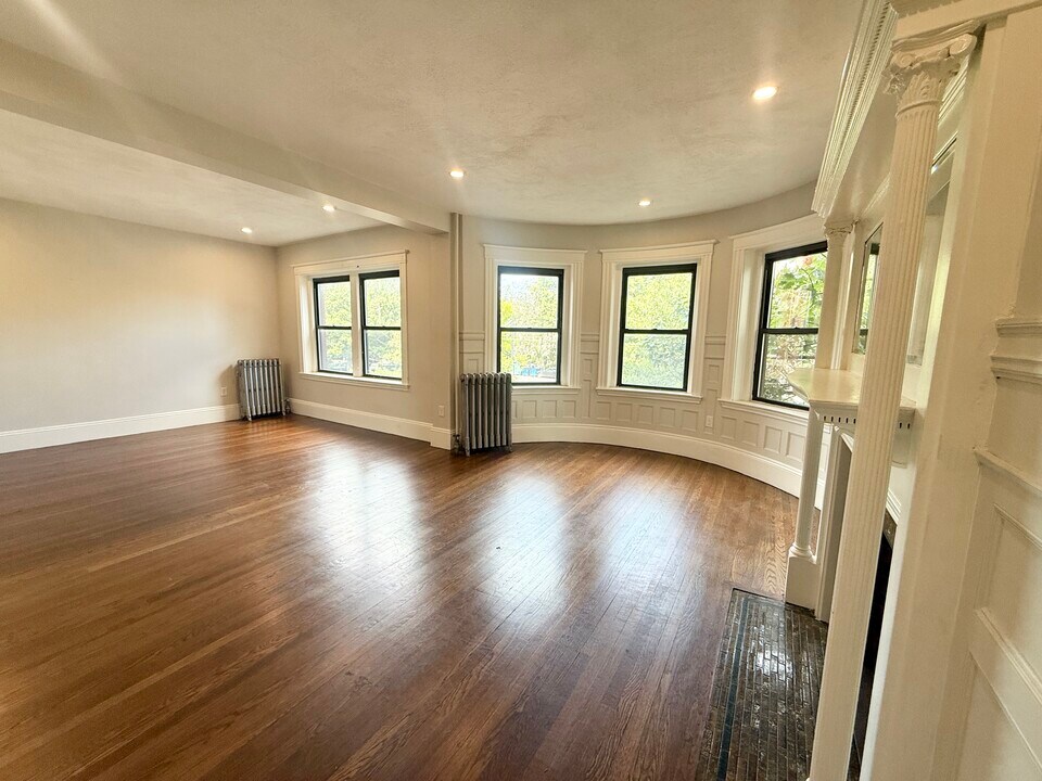 1855 Beacon St, Unit 2 in Brookline, MA - Foto de edificio