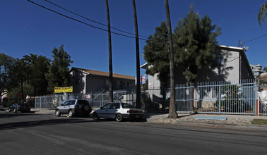 5913-5919 Benner St in Los Angeles, CA - Foto de edificio - Building Photo