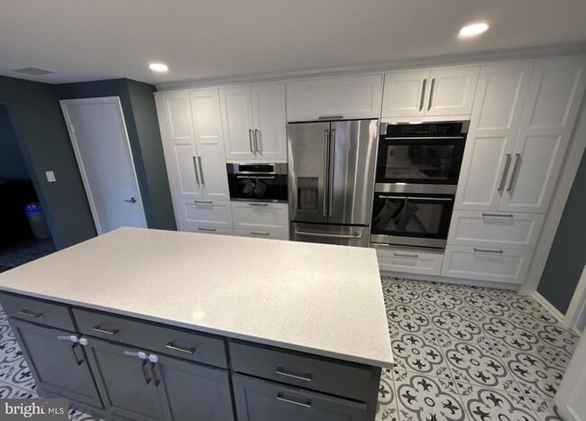 7000 Old Cabin Ln in Rockville, MD - Building Photo - Building Photo