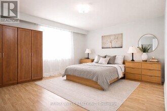 15 Hamlyn Crescent in Toronto, ON - Building Photo - Building Photo