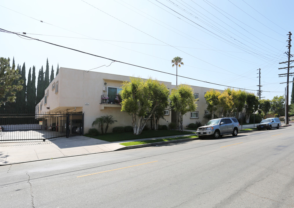 7000 Etiwanda Apartments in Reseda, CA - Foto de edificio