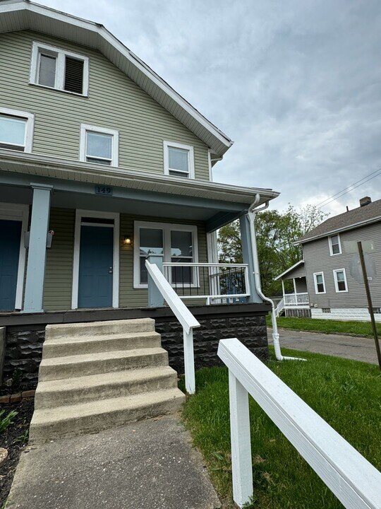 149-151-151 E Woodrow Ave in Columbus, OH - Building Photo