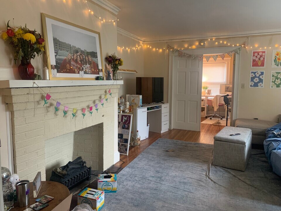 289 Foster St, Unit 1 in Boston, MA - Building Photo