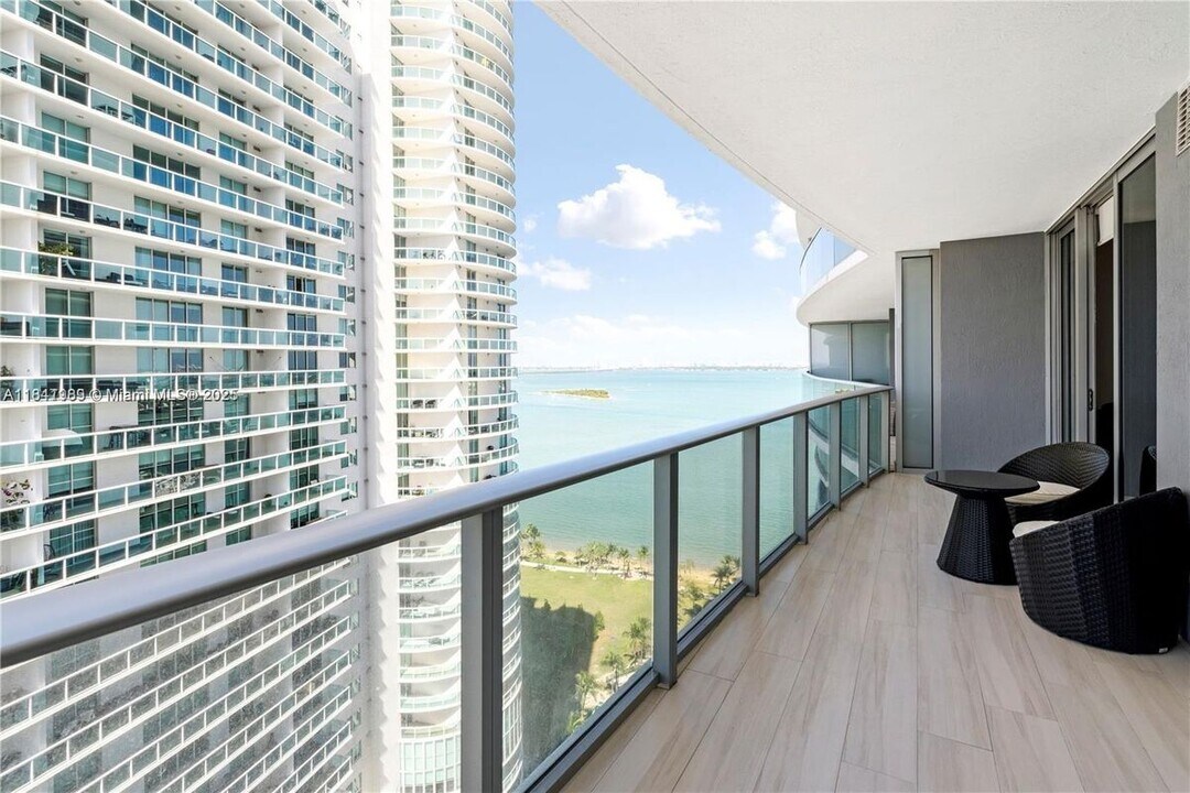 488 NE 18th St in Miami, FL - Building Photo