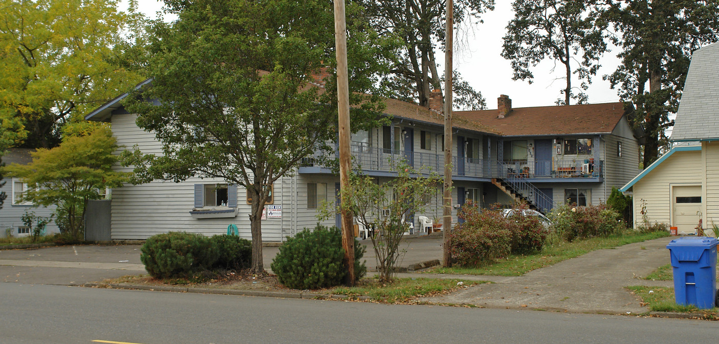 Golden Oaks Apartments in Salem, OR - Building Photo