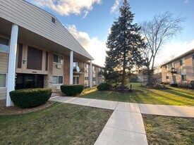 8994 Kennedy Dr in Des Plaines, IL - Building Photo