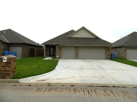 203 Northwest Granite Avenue in Cache, OK - Building Photo