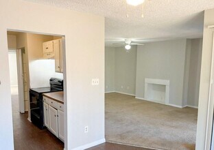 3575 Oakvale Rd, Unit Apt 107 in Decatur, GA - Foto de edificio - Building Photo