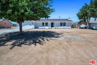 15376 Washoan Rd in Apple Valley, CA - Building Photo - Building Photo