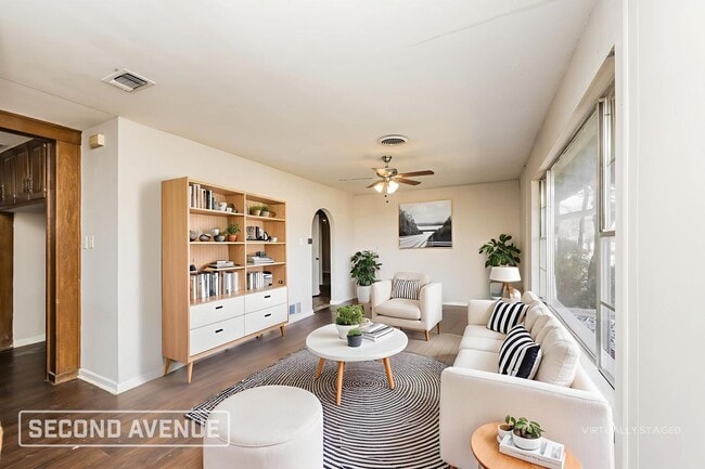 2713 S Carrier Pkwy in Grand Prairie, TX - Foto de edificio - Building Photo