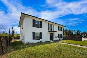 4301 Chartres St in Houston, TX - Building Photo - Building Photo