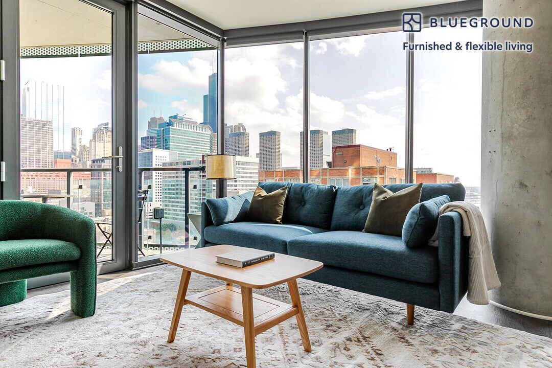 730 W Couch Pl in Chicago, IL - Building Photo