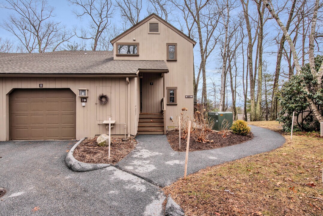 7 Cottonwood Dr in Avon, CT - Building Photo