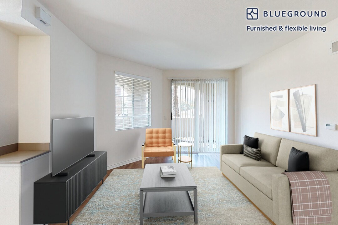 351 Hodencamp Rd in Thousand Oaks, CA - Building Photo
