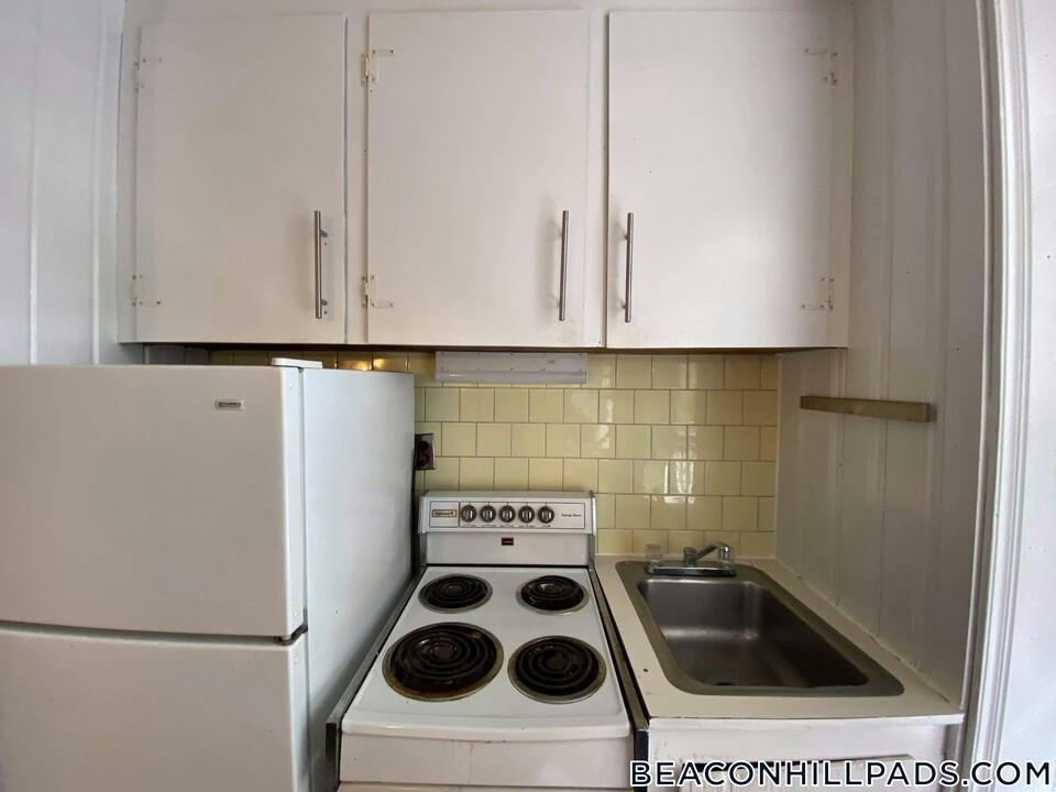 90 Myrtle St in Boston, MA - Building Photo