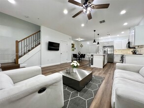 3360 NW 125th Ln in Sunrise, FL - Foto de edificio - Building Photo