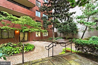 4550 N Park Ave-Unit -302 in Chevy Chase, MD - Building Photo - Building Photo