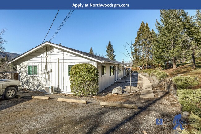 546 S 5th St in Jacksonville, OR - Building Photo - Building Photo