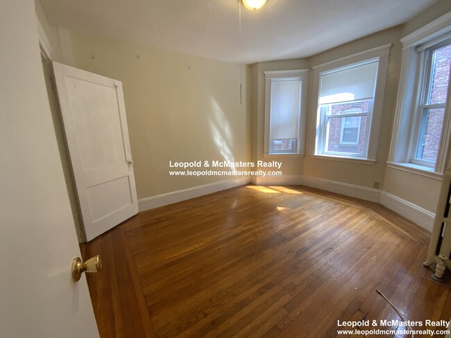 64 Woodstock Ave, Unit 4