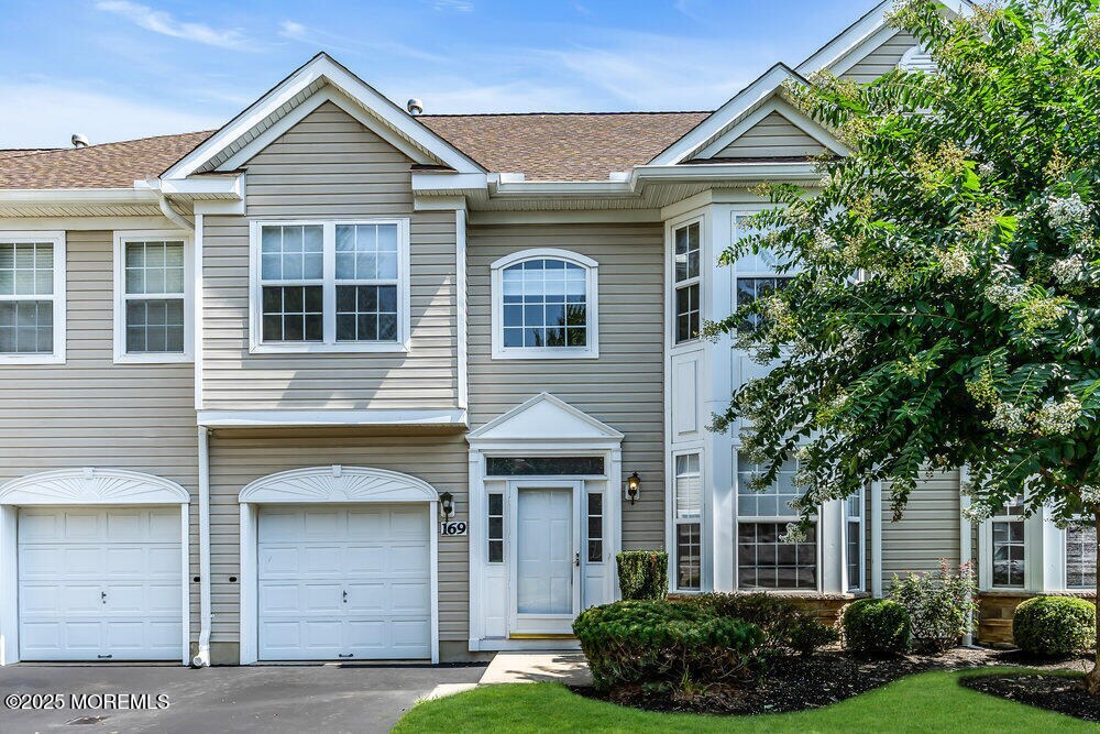 169 Shinnecock Dr in Englishtown, NJ - Building Photo