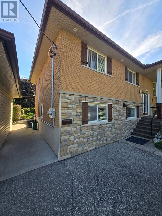18 Summerside Crescent in Cambridge, ON - Building Photo - Building Photo