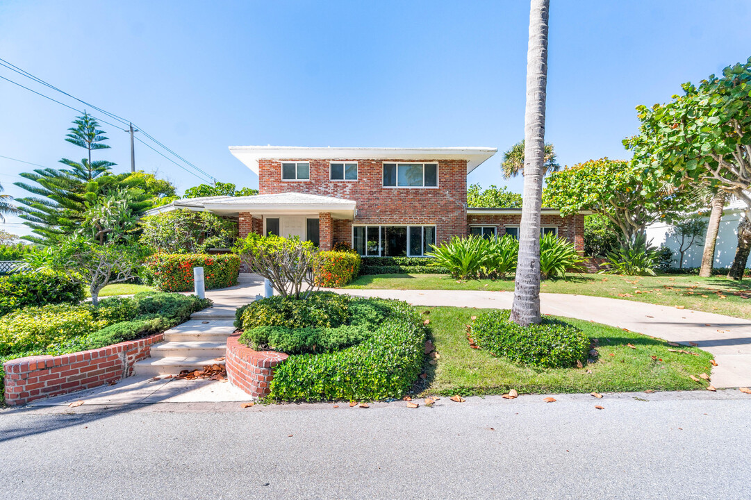 1 Ocean Ln in Palm Beach, FL - Building Photo