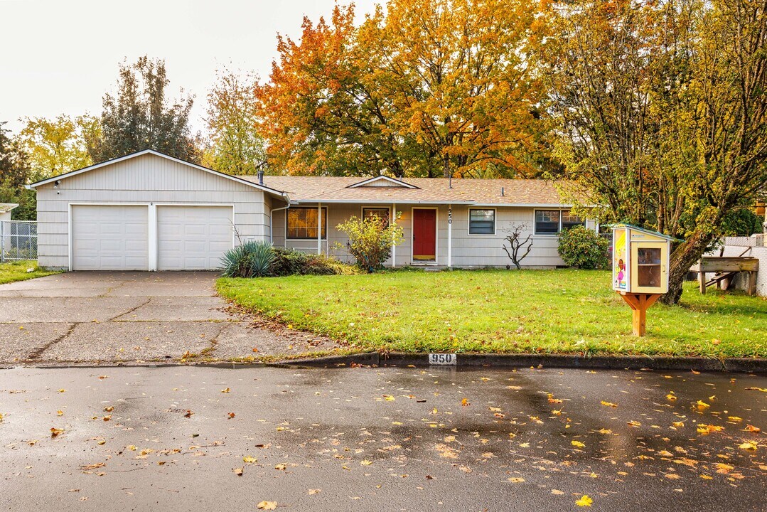950 NE 18th St in Gresham, OR - Building Photo