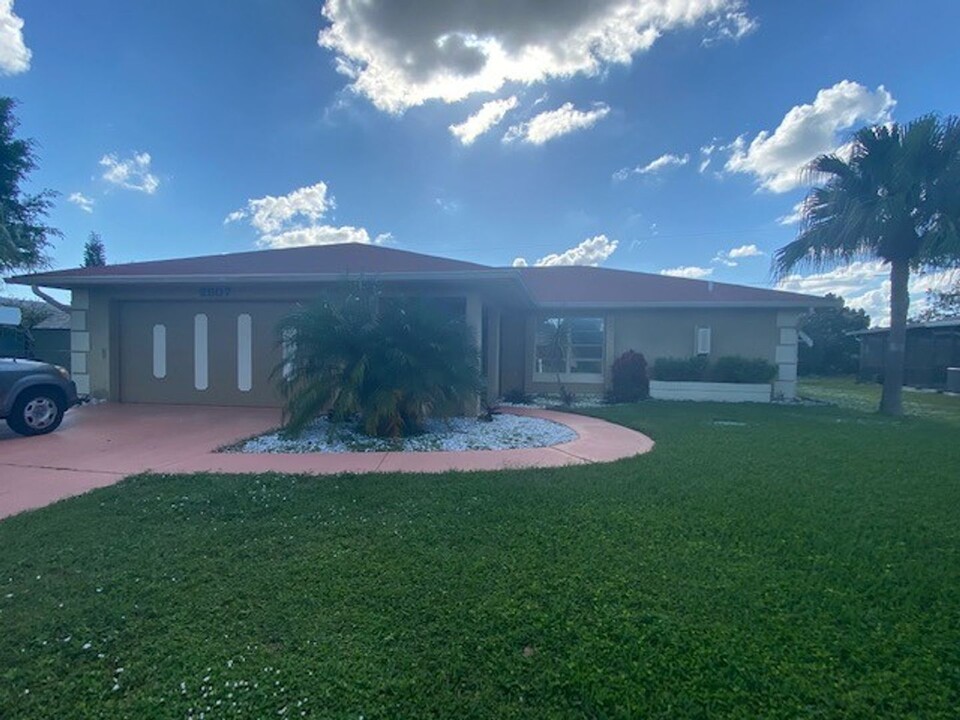 2507 Lake View Blvd in Port Charlotte, FL - Building Photo