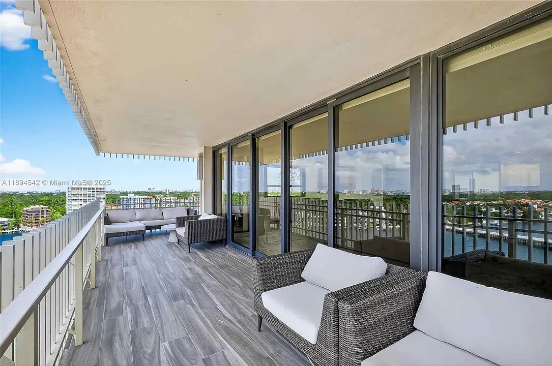 2 Grove Isle Dr, Unit B1210 in Miami, FL - Building Photo