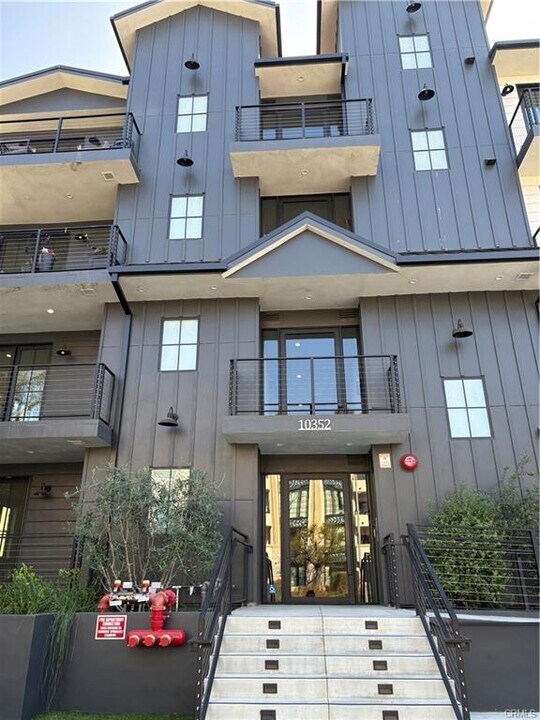 10352 Riverside Dr in Los Angeles, CA - Building Photo
