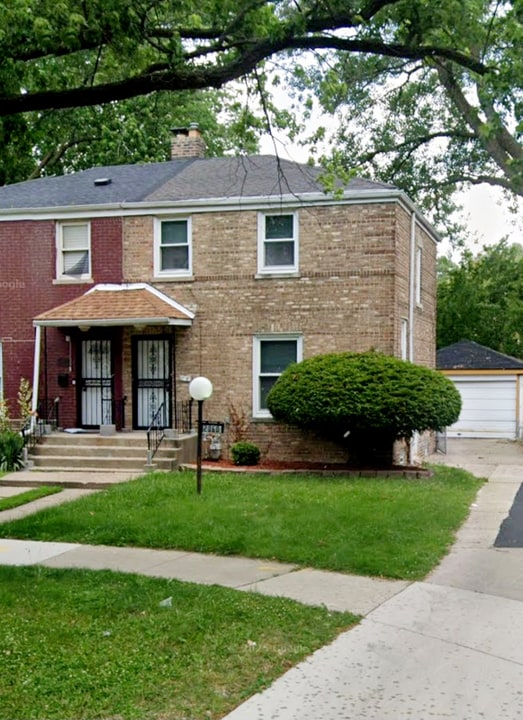 2060 E 99th St in Chicago, IL - Building Photo