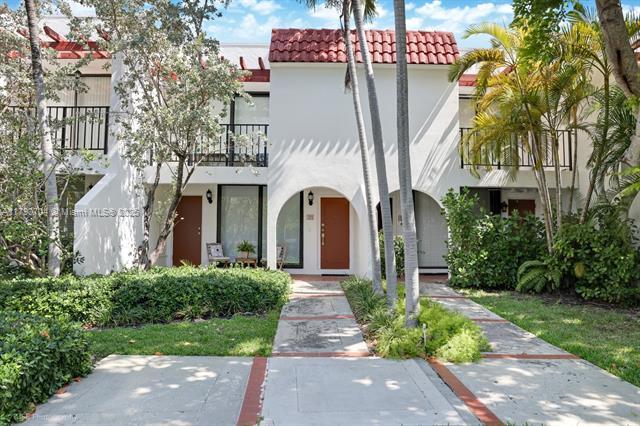 265 Grapetree Dr, Unit 121 in Key Biscayne, FL - Foto de edificio - Building Photo