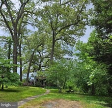 355 Sturtons Ln in Pasadena, MD - Foto de edificio - Building Photo