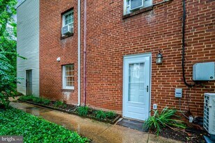 110 S Wise St in Arlington, VA - Building Photo