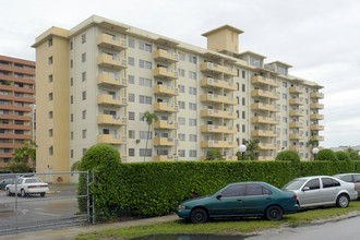 Fontana Tower in Hialeah, FL - Building Photo - Building Photo