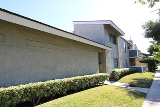 16182 Parkside Ln in Huntington Beach, CA - Building Photo - Building Photo