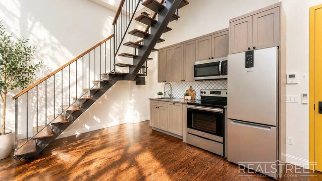 Myrtle Avenue, Unit 1A in Queens, NY - Building Photo - Building Photo